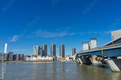 東京　晴海運河に架かる大きな道路橋 © EISAKU SHIRAYAMA
