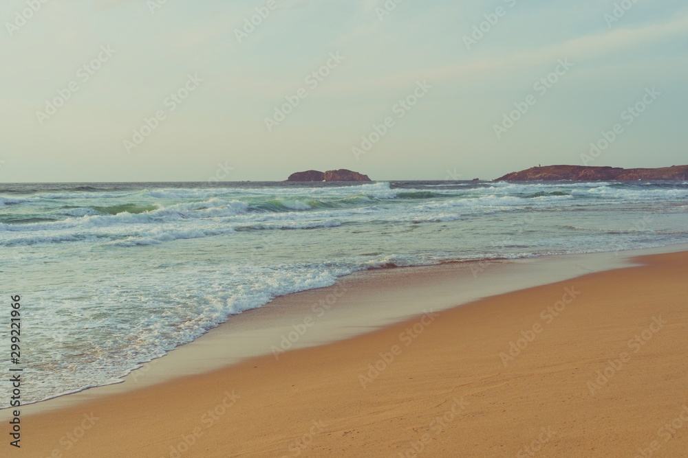 Playa solitaria y salvaje una tarde de otoño con las olas rompiendo sobre la fina arena. Galicia. Spain