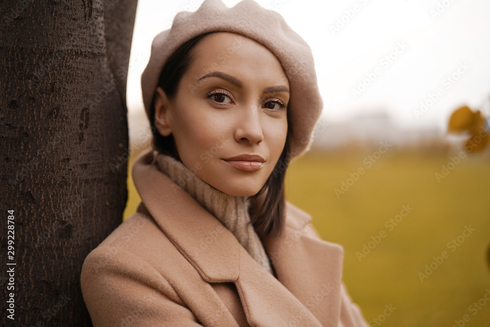 Obraz premium Beautiful lady in autumn landscape