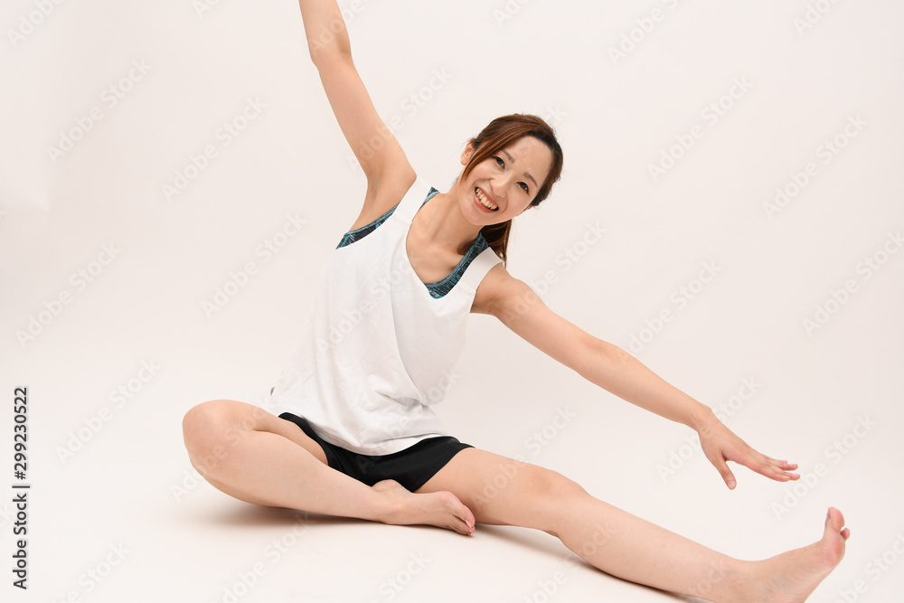 女性 フィットネス ジム ボディ 体 健康的 女子 女 妻 嫁 彼女 ブラトップ ウエスト ストレッチ ダイエット 運動 スポーツ 体操 日本 日本人 笑顔 楽しい 嬉しい ハピネス 痩せる 伸ばす エクササイズ モデル 体重 感情 ヨガウェア