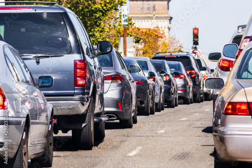Canvas Print Heavy traffic in downtown San Francisco, California; cars stopped at a traffic l
