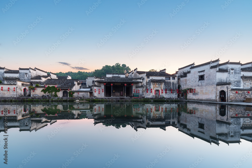 Naklejka premium hinese ancient houses and reflection