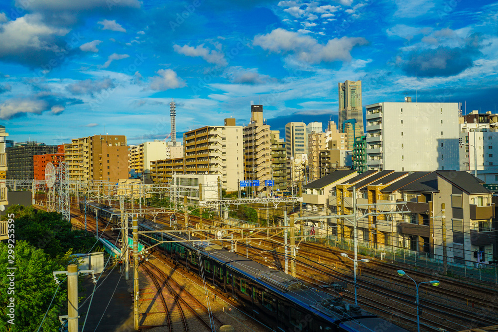 横浜の街並みと秋の空