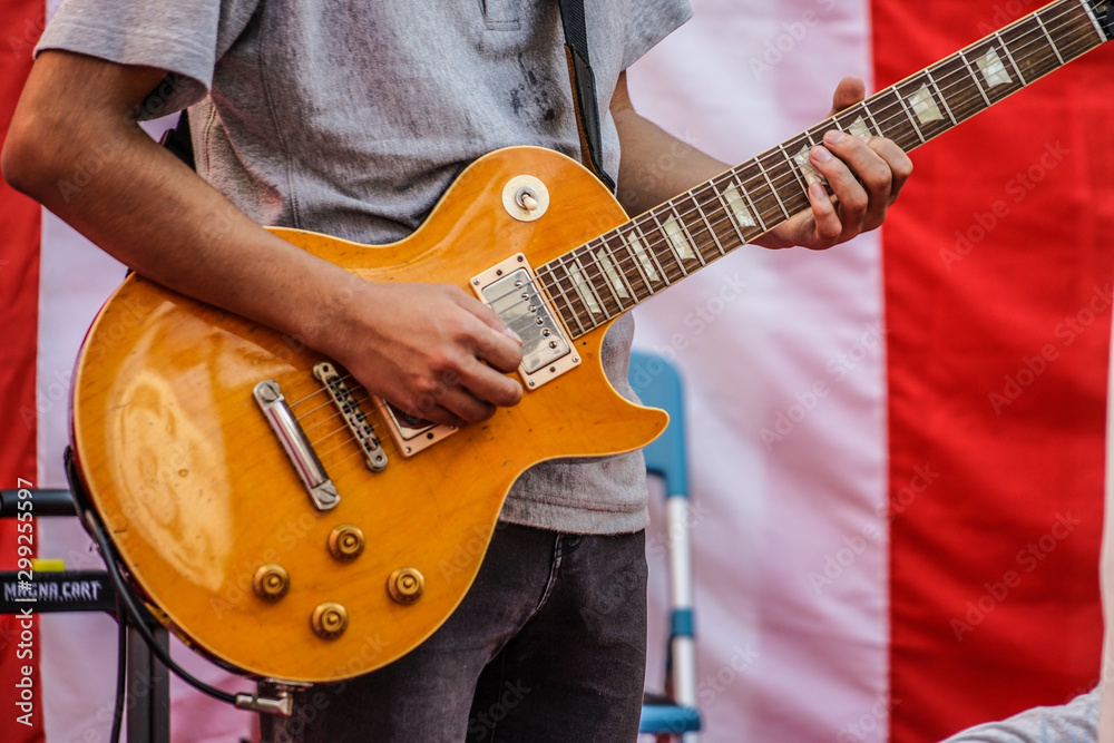 Fototapeta premium ギターを弾く人のイメージ