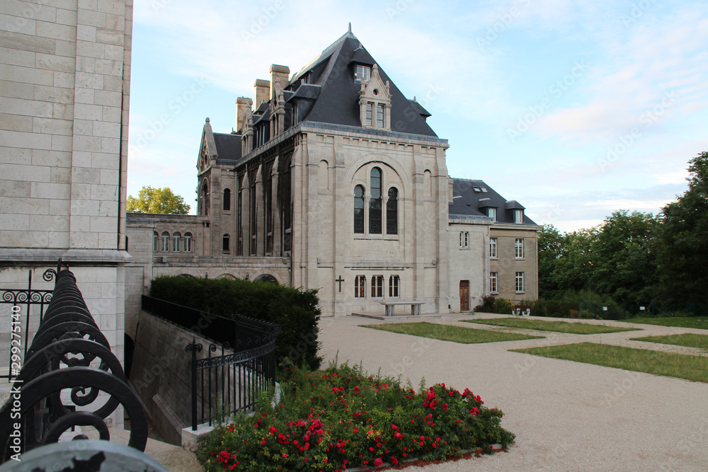 Fototapeta premium building in montmartre in paris (france)