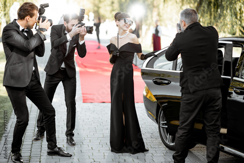 Obraz na plátně Photo reporters photographing actress ariving on the awards ceremony