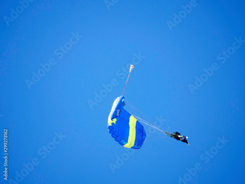 Rekreacyjne skoki spadochronowe w tandemie z instruktorem 