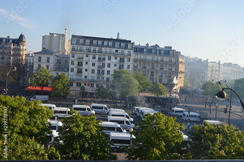 camions de CRS dans une manifestation Place de la Nation à PARIS