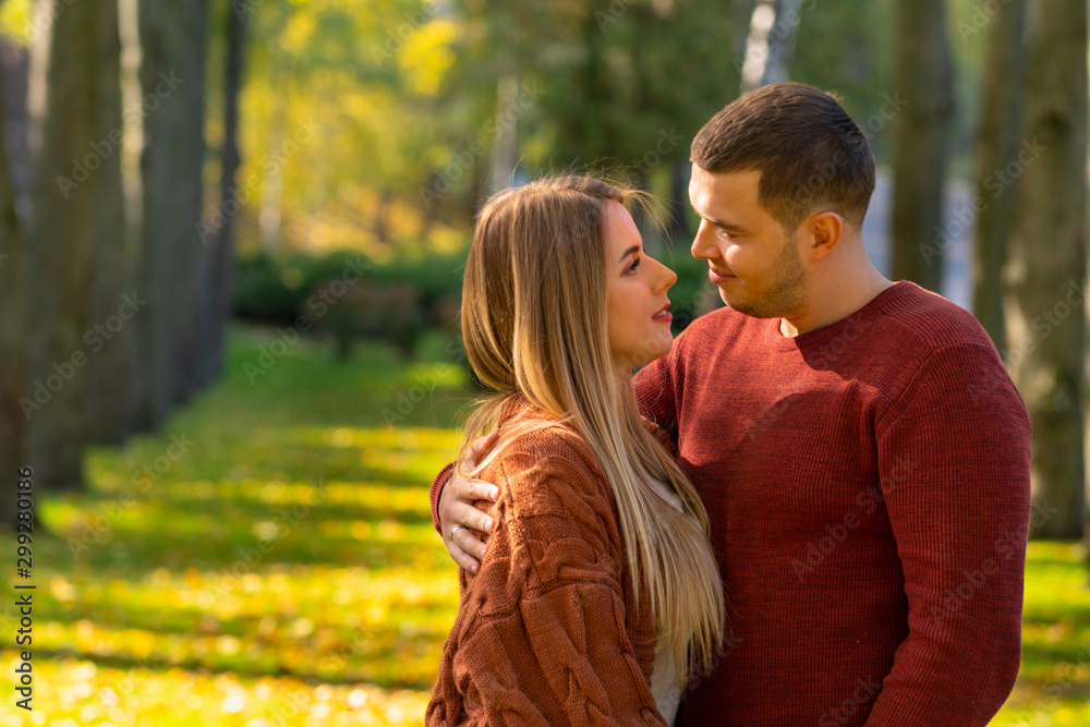 Fototapeta premium Attractive young couple out on a romantic date