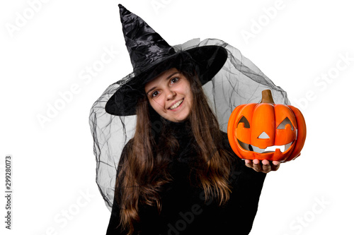 Czarownica z dynią w ręku. Halloween.