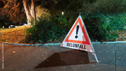 Warndreieck Ölunfall bei nächtlichen Einsatz