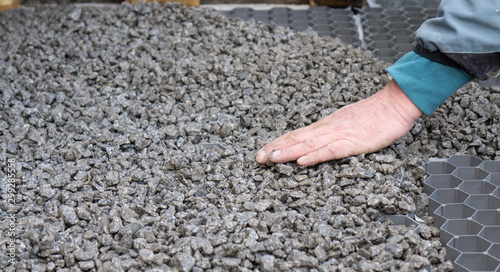 Εκτύπωση καμβά Man smooths gravel with his hands