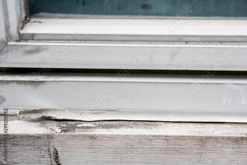 Принти на полотні old white silicone caulk