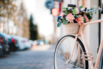 Leinwandbilder Fahrrad Weisses Fahrrad mit Blumenkorb am Eingang  © B@rmaley