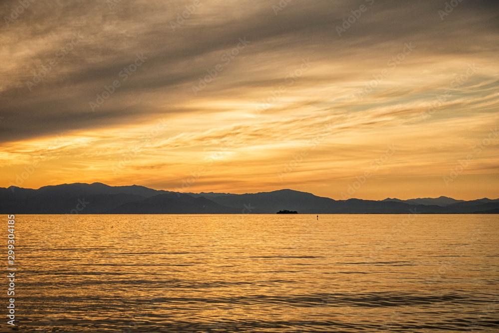 琵琶湖の夕景です