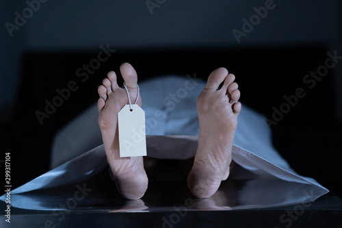 Tableau sur toile Cadaver on autopsy table at morgue, label tied to toe, close-up