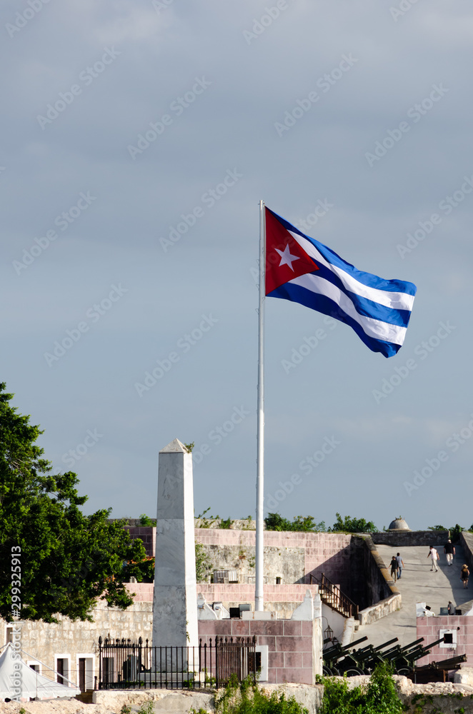 キューバハバナ　カバーニャ要塞とキューバ国旗