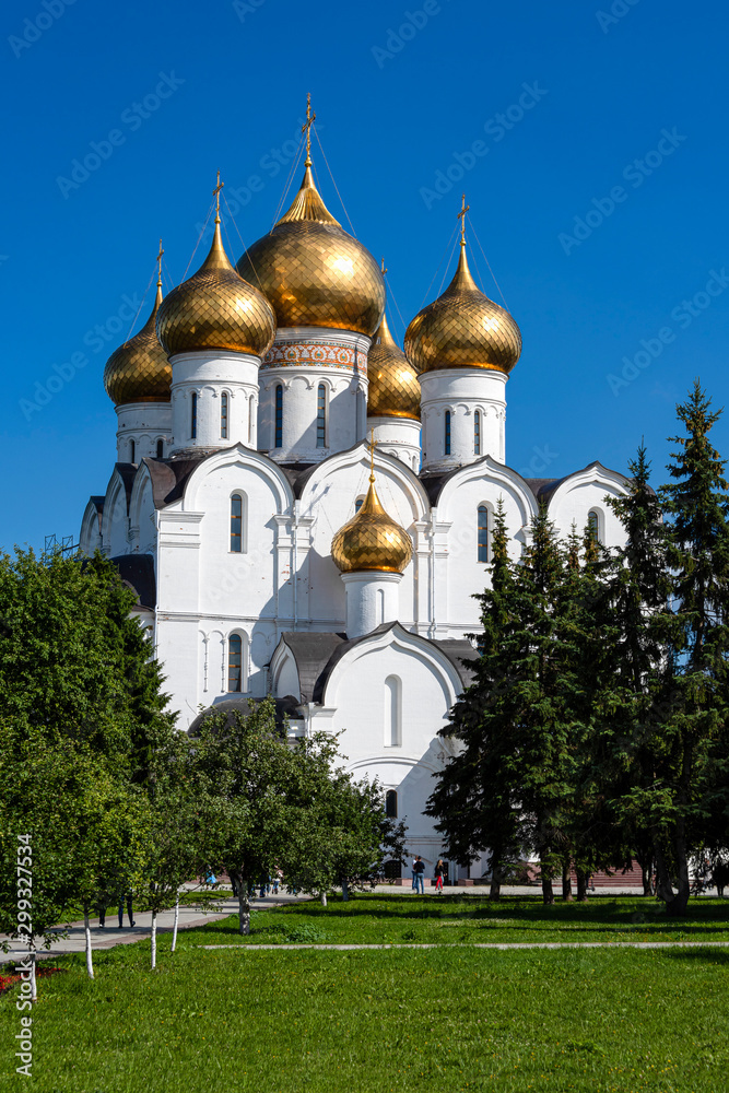Russia, Golden Ring, Yaroslavl: Famous onion domed Virgin Mary Ascension Church Cathedral (Maria-Entschlafens-Kathedrale) in the center of the Russian town with people, trees, blue sky.