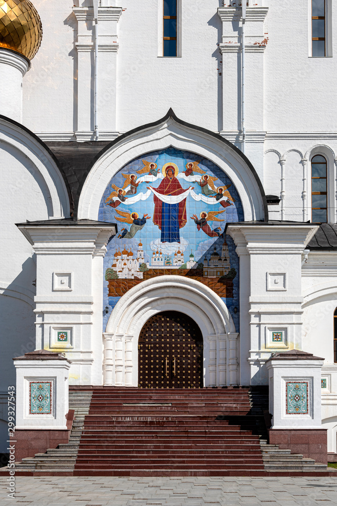 Fototapeta premium Russia, Golden Ring, Yaroslavl: Main entrance gate of famous old onion domed Virgin Mary Ascension Church Cathedral (Maria-Entschlafens-Kathedrale) in the city center of the Russian town.