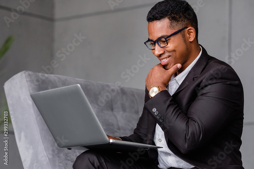 Canvas-taulu Portrait of a successful cheerful african-american businessman in formal suit wo