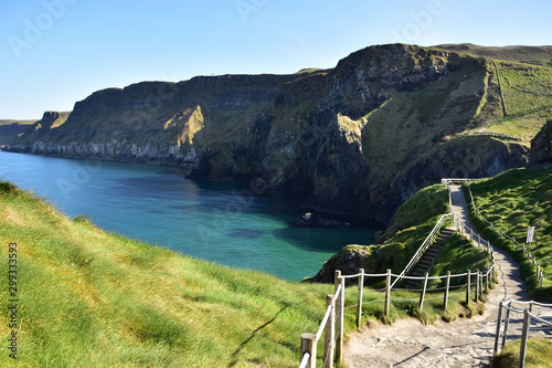 Wybrzeże Irlandii Północnej okolice mostu linowego Carrick a Rede Rope Bridge