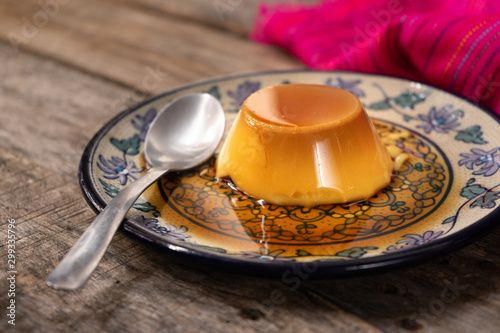 Фотография Vanilla flan dessert on wooden background