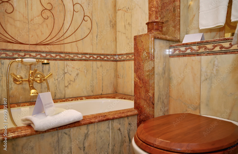 Rotes Marmor Badezimmer Bad in Luxus Kabine Suite auf Segel Yacht Sea Cloud  2 mit Gold in Jugendstil Stock Photo | Adobe Stock