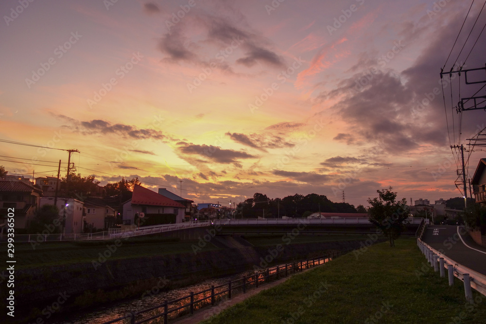 Obraz premium 川沿いの日本の夕方の住宅街