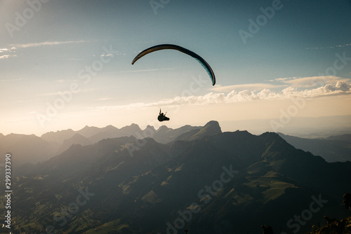 Person Paragliding im blauen Himmel gegen die Sonne