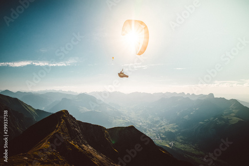Person Paragliding im blauen Himmel gegen die Sonne
