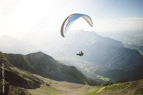 Person Paragliding im blauen Himmel gegen die Sonne