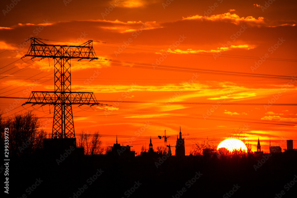 Fototapeta premium Intensiver Sonnenuntergang über einer Stadt 