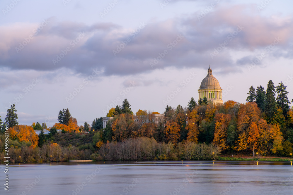 Fototapeta premium Washington State Capitol Above Capitol Lake, Olympia Washington