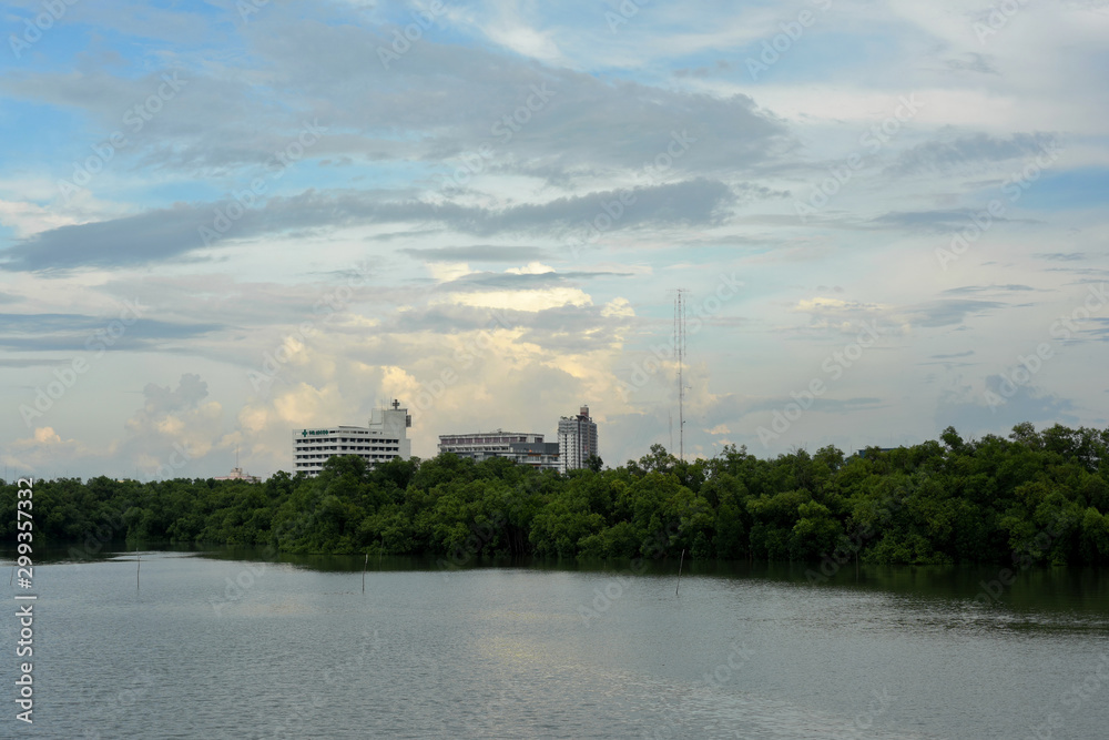 Naklejka premium Colorful sky views after sunset at the sea With the light shining behind a beautiful cloud 