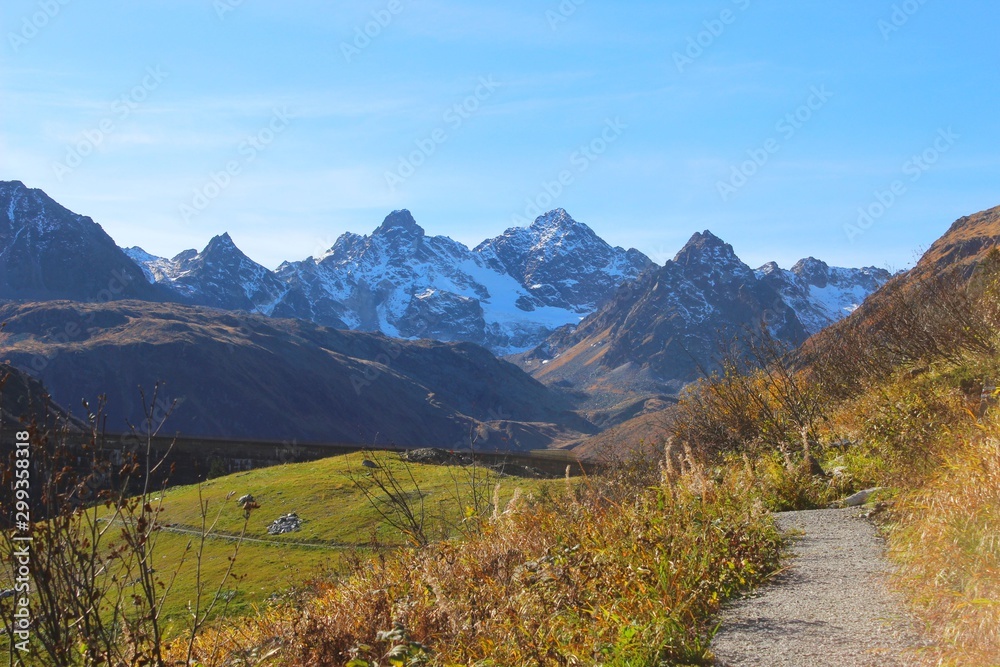 Obraz premium Aufnahmen des Silvretta-Stausees und der Hochalpenstraßße