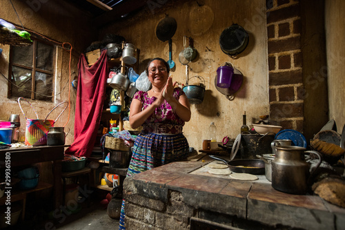 Obraz na płótnie Guatemalan woman makint tortillas in San Juan La Laguna, Lake Atitlan, Guatemala w salonie