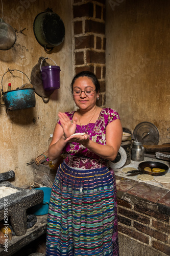 Obraz na płótnie Guatemalan woman makint tortillas in San Juan La Laguna, Lake Atitlan, Guatemala w salonie