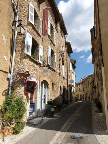 Fototapeta Naklejka Na Ścianę i Meble -  Rue de Régusse, Var, France