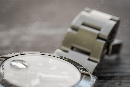 Foto Macro view of a men's mechanical divers watch face, showing the in-focus date lens on the crystal together with the surrounding bezel and metal strap