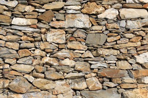 Wall from stones of various shapes