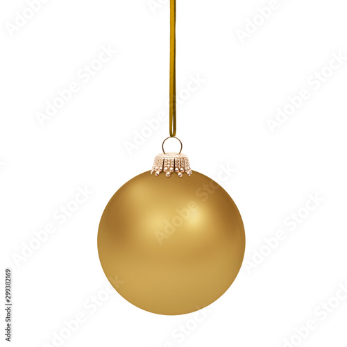 Goldene Weihnachtskugel am Band isoliert auf weissem Hintergrund