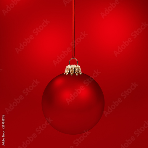 Glänzend Rote Weihnachtskugel mit Weihanchtsdekoration vor Rotem Hintergrund