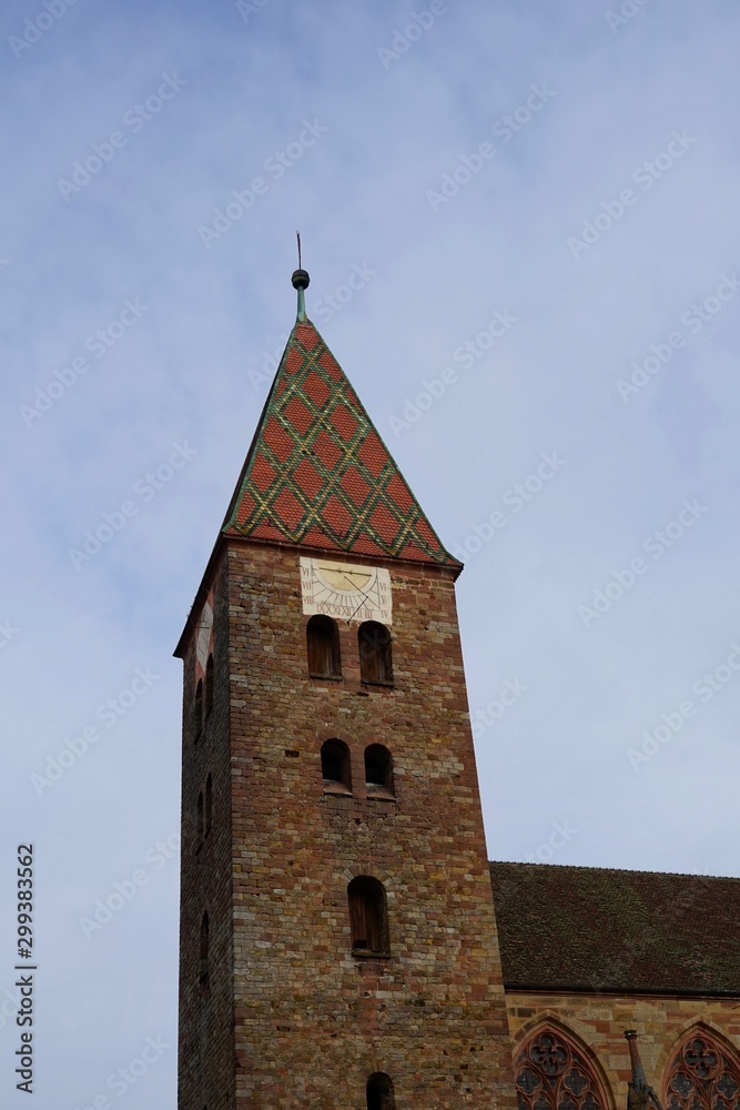 Blick auf den romanischen Kirchturm von Saints-Pierre-et-Paul in Wissembourg 