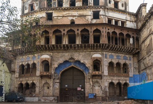 Tableau sur toile Bhopal, Madhya Pradesh/India - March 10 2019: The exterior facade and gateway of the Taj Mahal Palace built by Sultan Shah Jahan, Begum of Bhopal in the Indo-Saracenic style in the 19th century