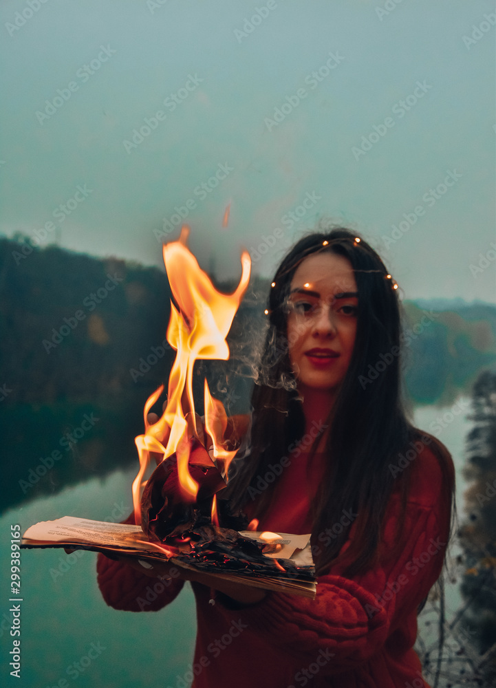 Fototapeta dziewczynka gospodarstwa płonącą książkę płomień ognisko