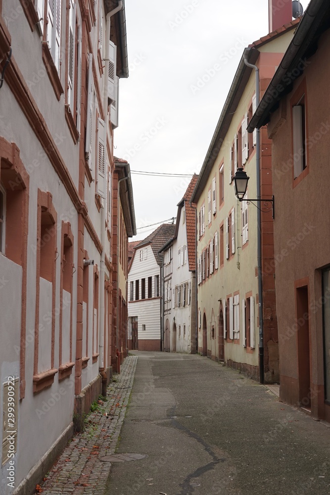 Historische Gasse in Wissembourg im Elsass