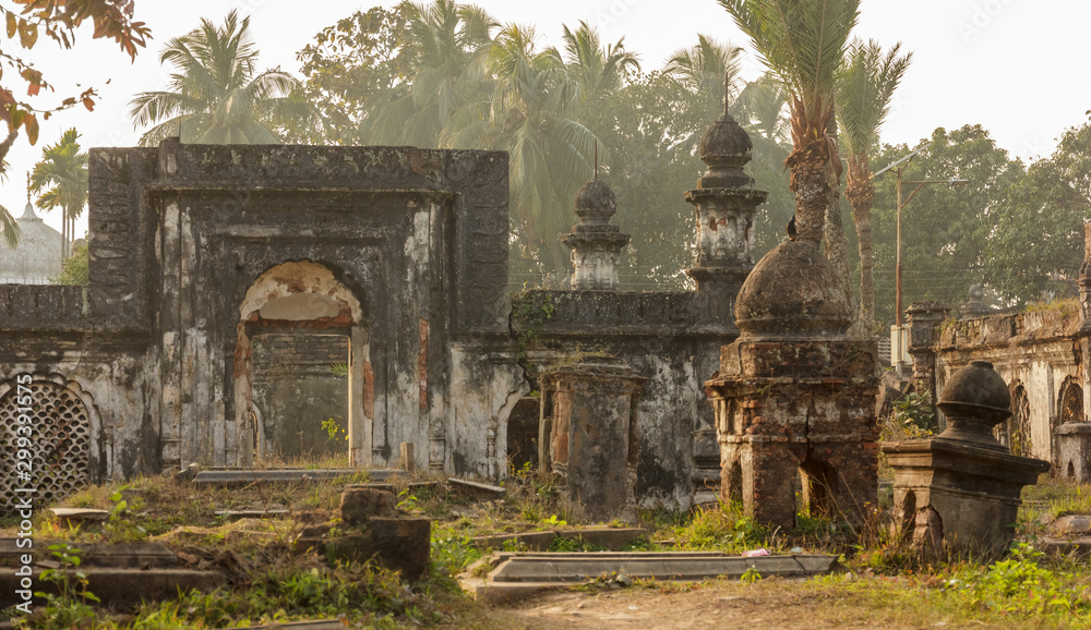 Obraz premium Murshidabad, West Bengal/India - January 17 2018: An ancient Islamic graveyard with old, ruined crypts and tombs of soldiers fallen in battle in the outskirts of Murshidabad.