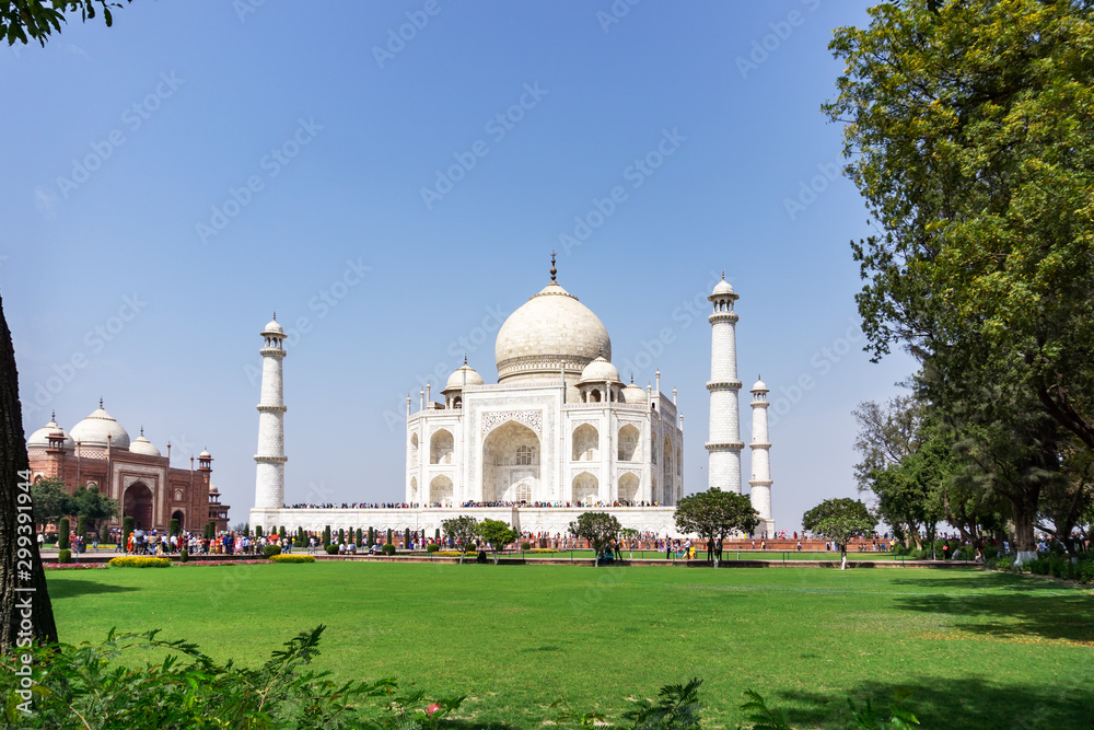 Taj Mahal, an ivory-white marble mausoleum on the south bank of the Yamuna river in Agra, India.