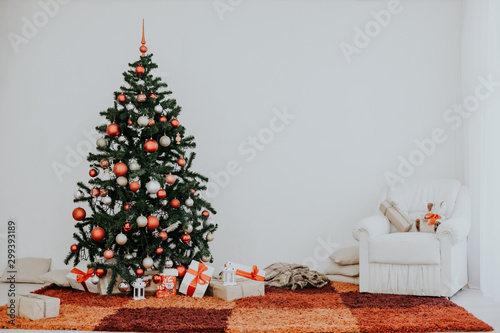 Christmas tree on new year's Eve in a white room with Christmas gifts © dmitriisimakov