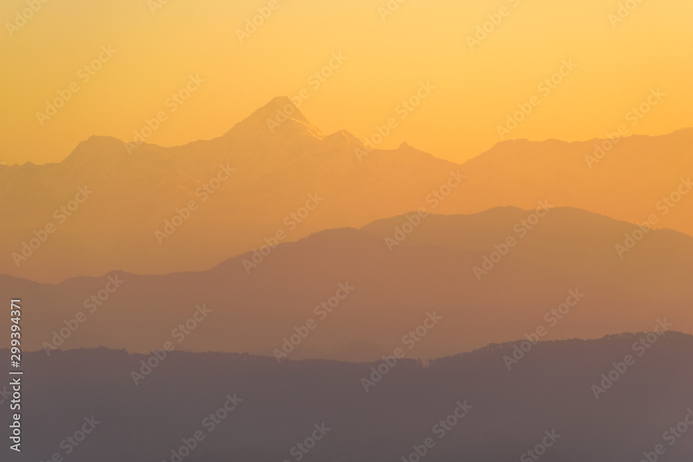 Obraz premium The morning light hits the scenic Himalayan mountains in the Indian town of Kausani in Kumaon, Uttarakhand.